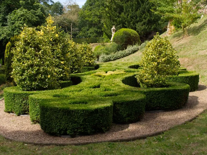 Jardin entretenu et amenage en bord d'allee